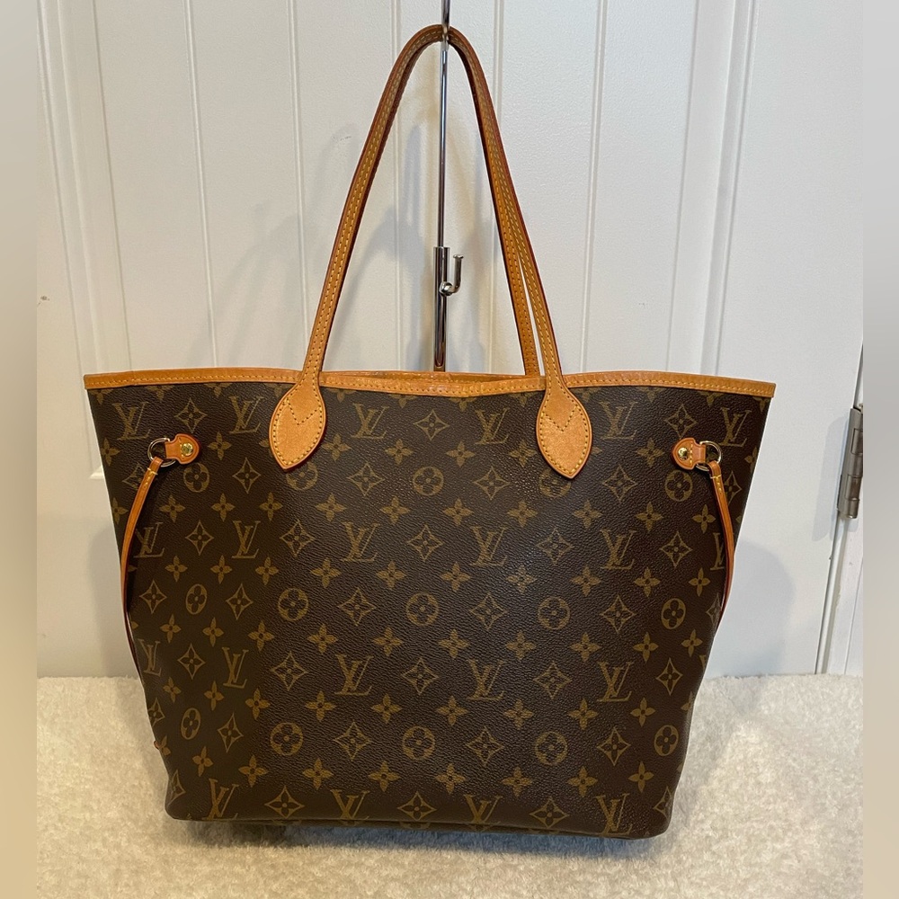 EUC Louis Vuitton Monogram Neo Neverfull MM Pivione with dark pink inside